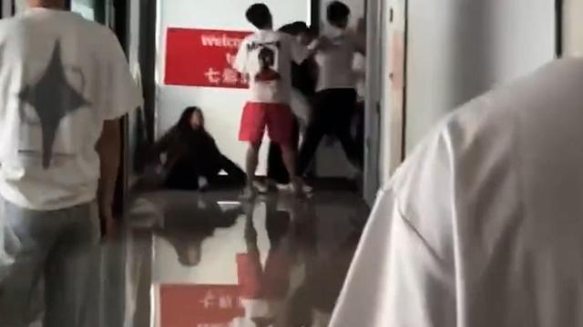 办公室女同事被打后续：知情人透露更多内幕，果然有情况