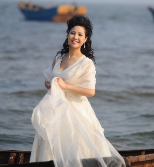 很缺钱?84岁李双江吃机场自助,拿两盘煎饺仍嫌不够,梦鸽未跟随