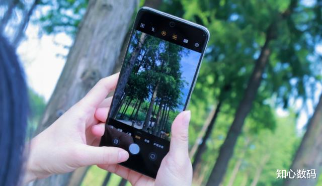 荣耀终于摊牌了,护眼曲屏+单反级拍照,256GB降到1478元