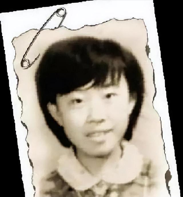 父亲跳海16年后,45岁的“追星狂人”杨丽娟,现如今过得怎样了?