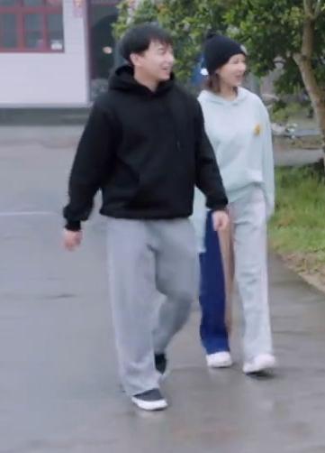 矮个男星虚报身高，穿高跟鞋、踩箱子，跟女明星同框就原形毕露