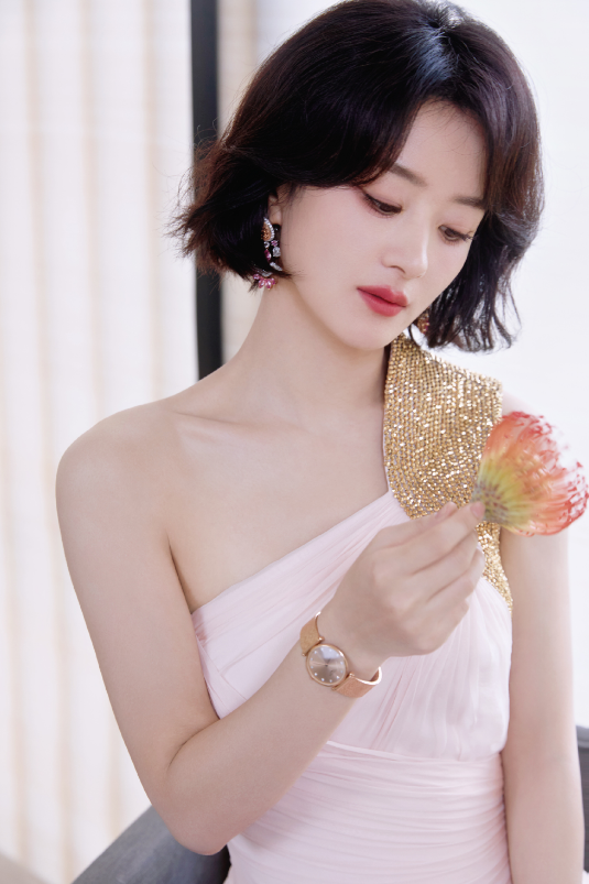 赵丽颖最新大片曝光，表情好娇温婉可人，太美太会拍了