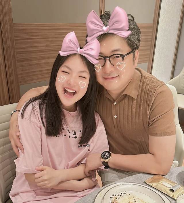 李湘请女儿喝英国下午茶，14岁王诗龄戴大金镯，全身奢侈品像名媛