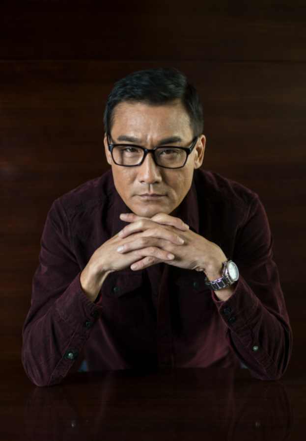 唐鹤德搂梁朝伟,窦靖童狄波拉同席,邱淑贞很美,梁家辉妻子露脸