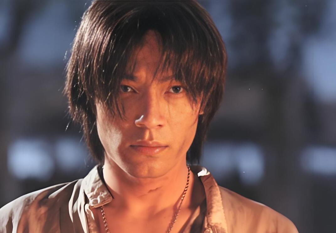 《小巷人家》4个“半老徐爹”，年轻时都是美男，颜值不输范丞丞