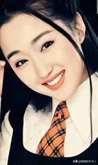 杨钰莹穿这件裙子,谁能想到她52岁依旧如此优雅?