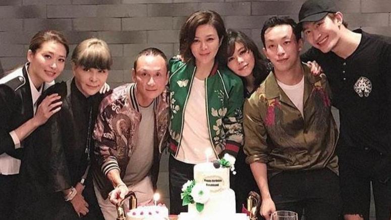 关之琳与友人高调庆生！剪短发穿绿外套好惊艳，61岁美出新高度