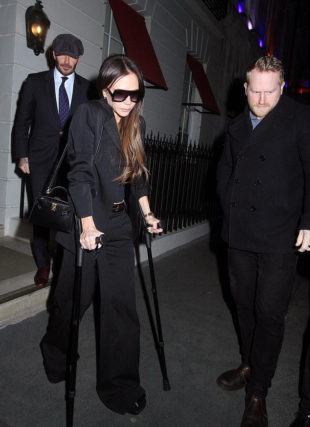 贝嫂拄着拐杖还去健身太牛了!和亲家一起为大布庆生,小七也来了