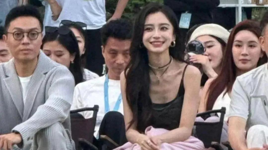 ?杨颖端午节扮古装少女，参加线下活动“排骨胸”抢镜，但却被粉丝冷落尽显世态炎凉