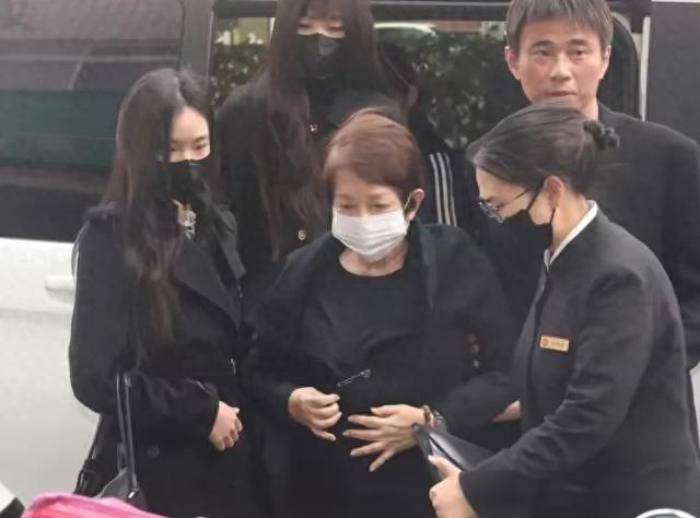 黄秀真痛失丈夫仍坚强，带小S仨女儿去吊唁，澄清许雅钧没私生子