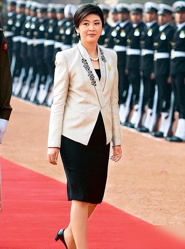 被泰国前总理英拉惊艳,穿衣简约得体,发不乱披,56岁也优雅气质