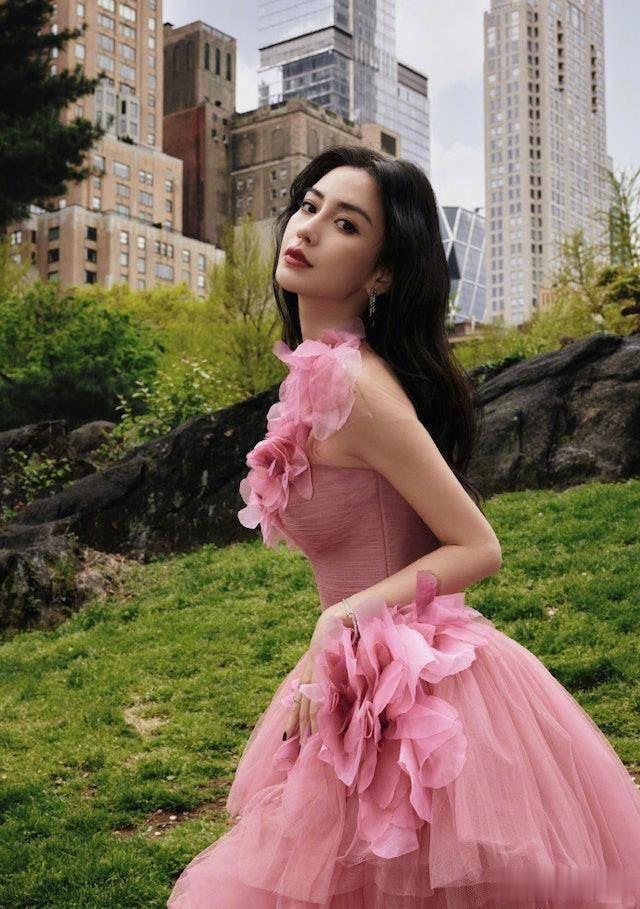 Angelababy衣服上的线是不是拉太紧了啊 ,看上去还挺美!