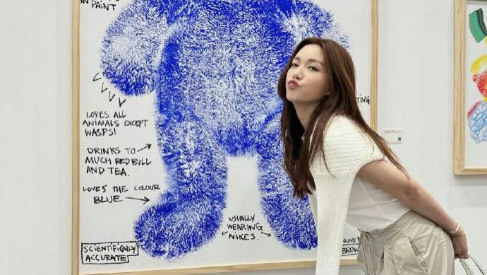 婚后有意息影？TVB女星背12万名牌包独自看展，狂晒阔太生活