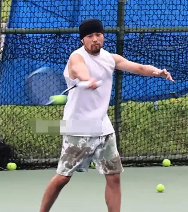 周杰伦网球场上连续对垒昆凌、余文乐，桑拿天戴头巾，惹秃头质疑