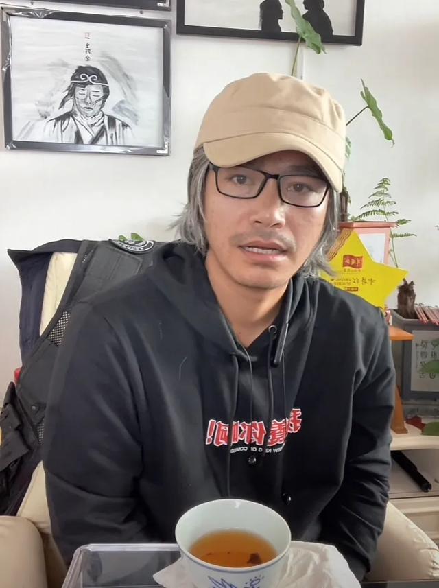 起猛了！周星驰模仿者直播人气轻松破10万，网友评论两极分化