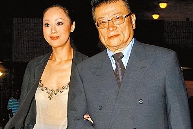 她榨干两个亿万富豪，同时交往5个异国男友，如今61岁怎样了？