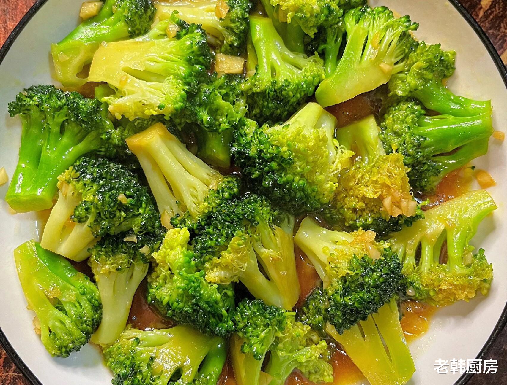 蒜蓉西兰花的家常做法，低脂低卡，蒜香浓郁，脆爽可口，解馋下饭