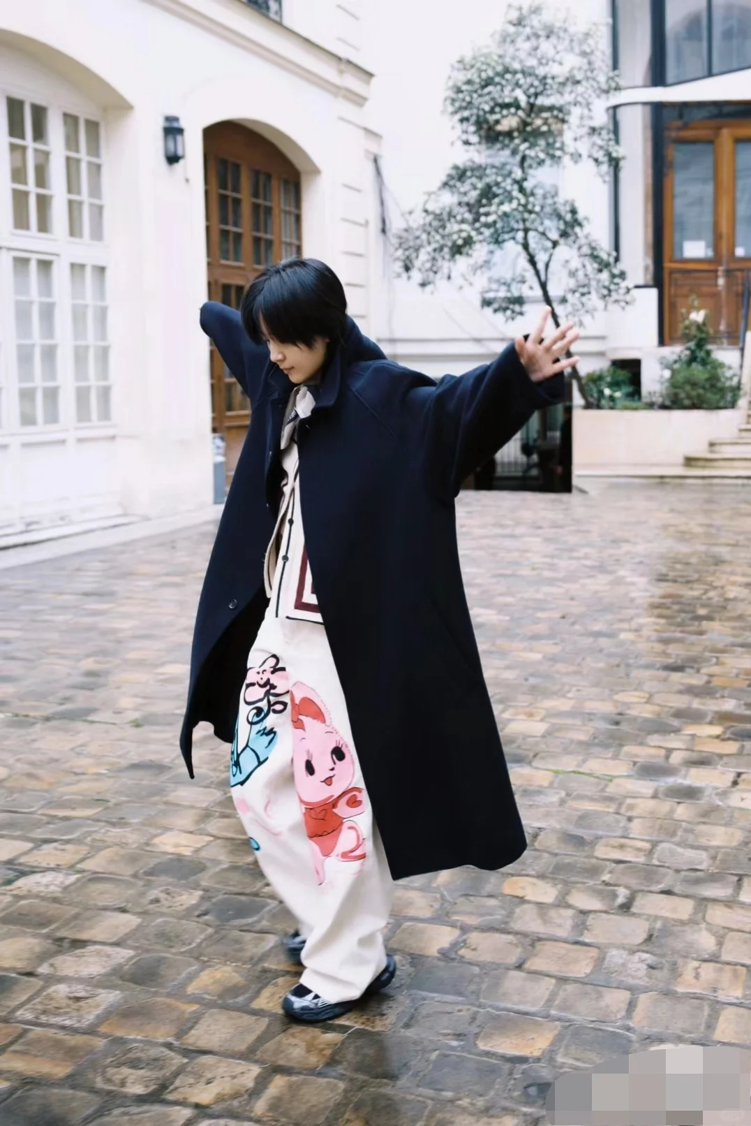 \东方魅力绽放：回顾周笔畅在巴黎时装周的亮眼造型\