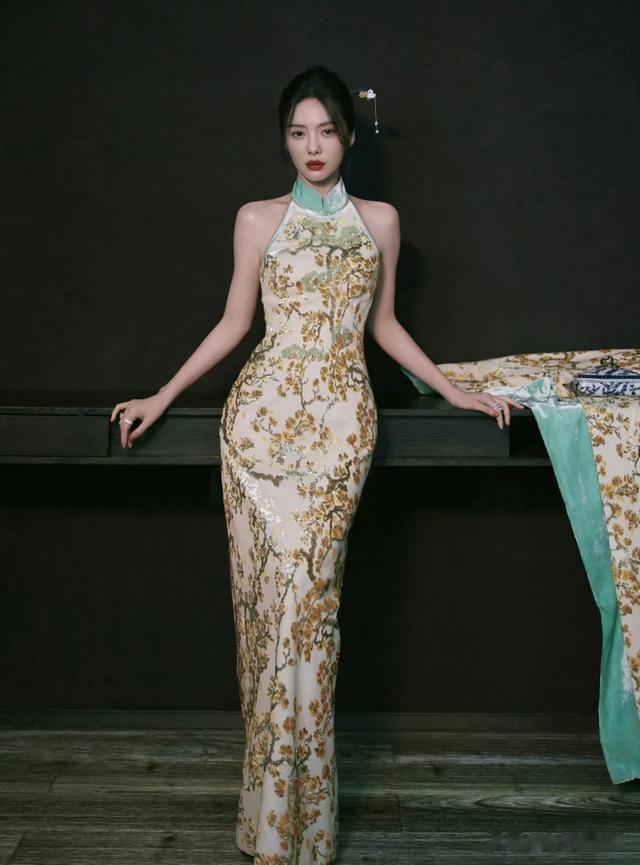 蔡文静光脚丫拍照,34岁的她“内娱镶边”多年,终凭一语熬出圈!