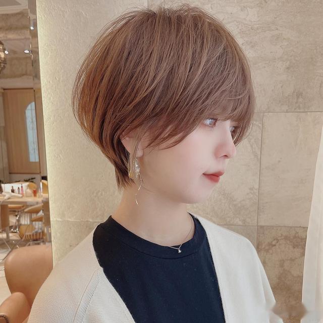 今年流行“四好”层次短发,立体蓬松很精致,适合大多数女性