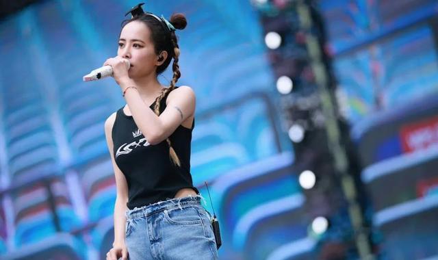 网友:蔡依林有魔法啊，衣服有无肩带都好美