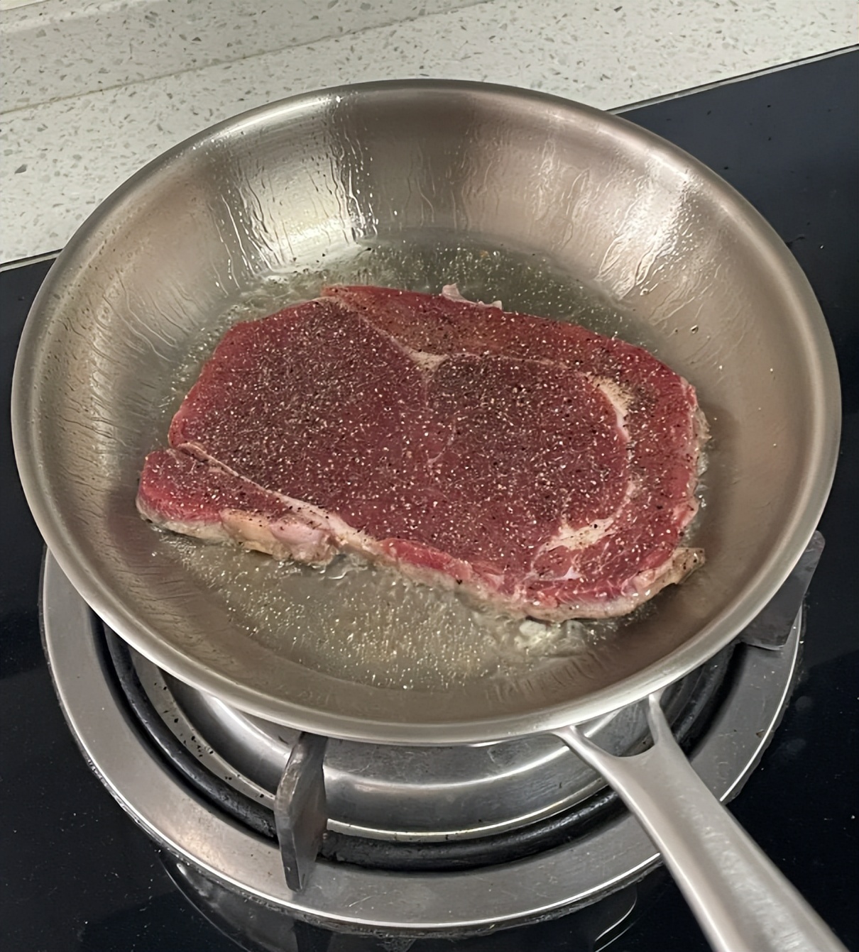 刚炒完菜的锅，为啥不能立马用水冲？听大厨说完，原来我一直做错