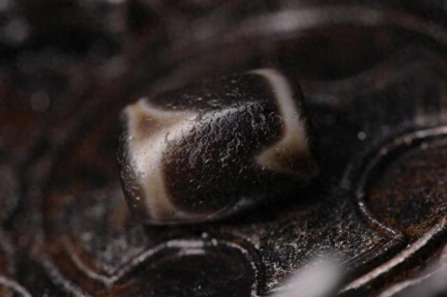 揭秘文玩圈奇趣：玩味天珠，探寻千年文化瑰宝