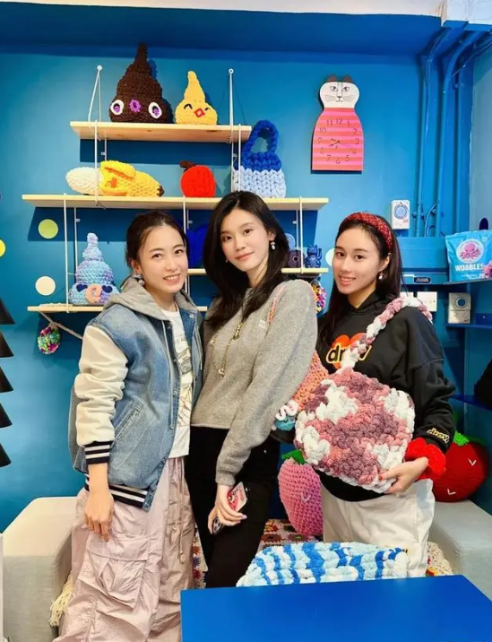 44 岁甘比晒近照,贵气与恬淡并存,与何超琼平起平坐成人生赢家