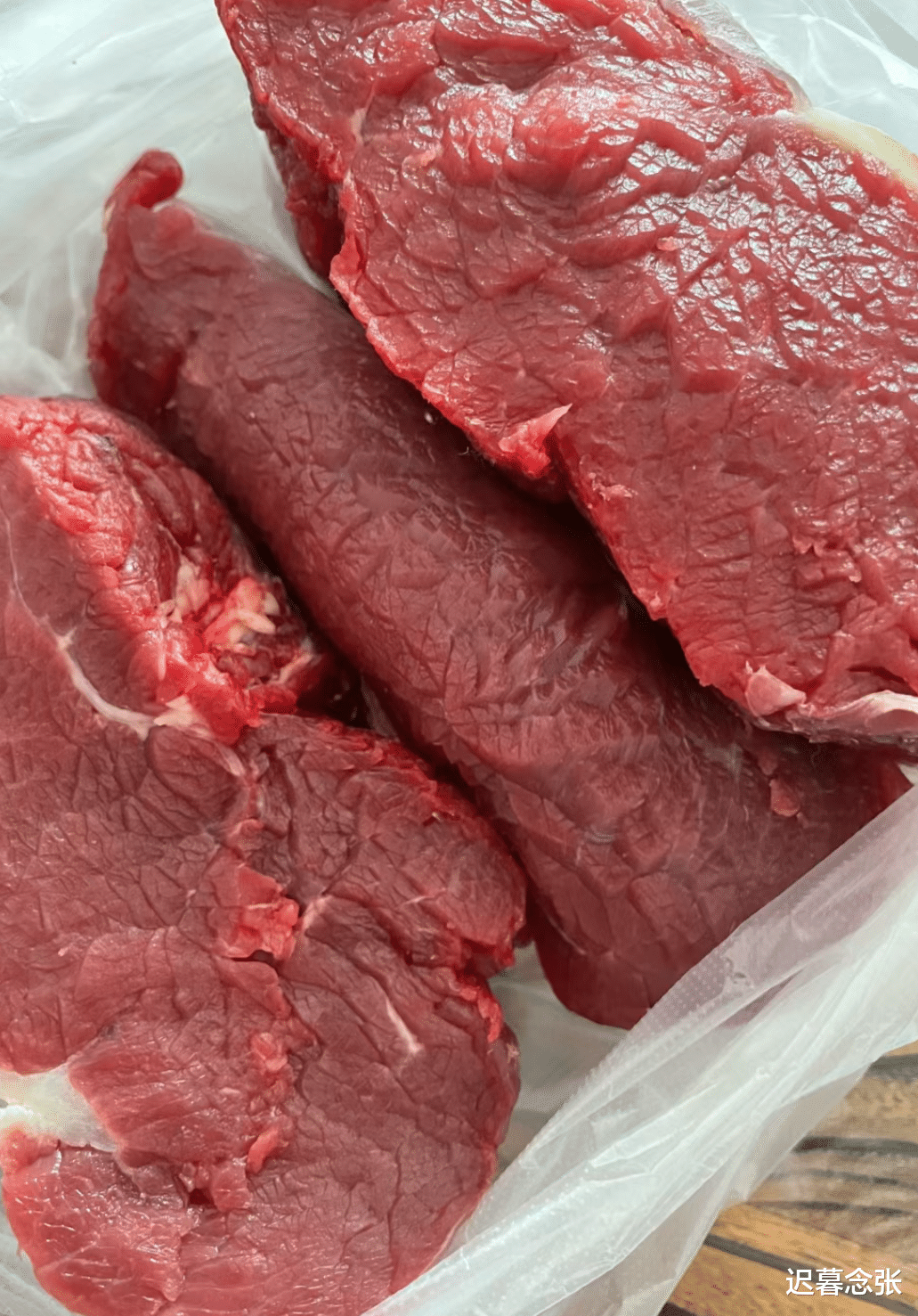 买牛肉时，选“挂着的”还是“摆着的”？记住这4点，轻松购得好