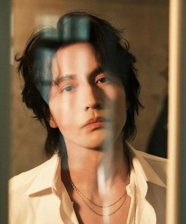 43岁周渝民颜值崩塌?发福脸盘变大,嘴唇逐渐消失,面相都改变了