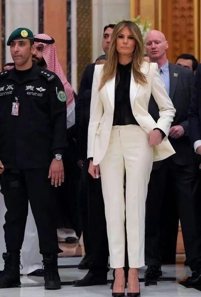 今年最流行的“薄西装”,越简单越高级