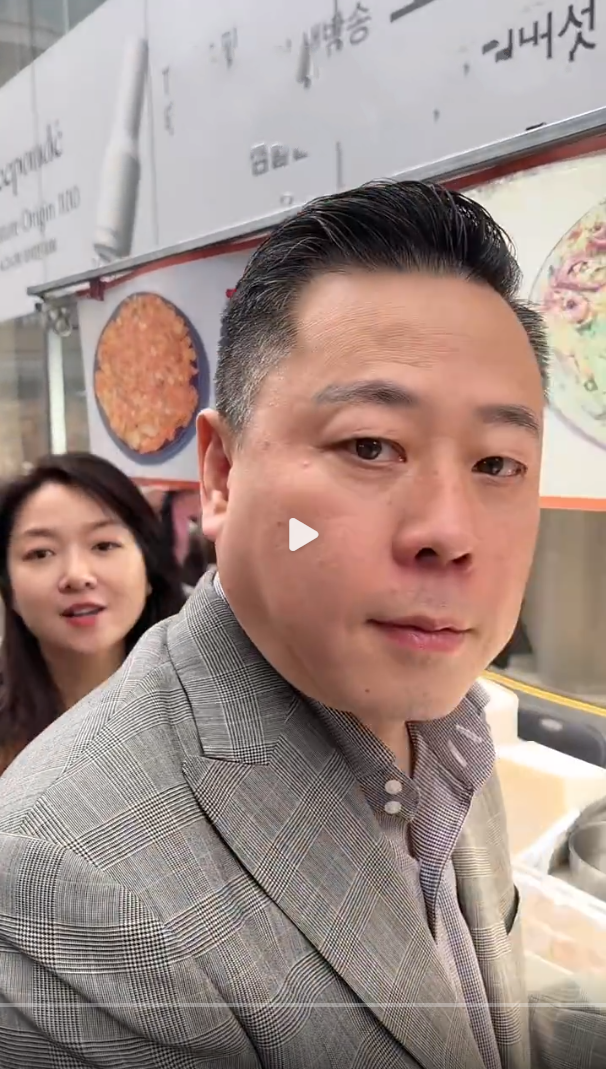 汪小菲晒未婚妻高清照!现任穿白裙挎15万包,韩国街头吃煎饼美翻