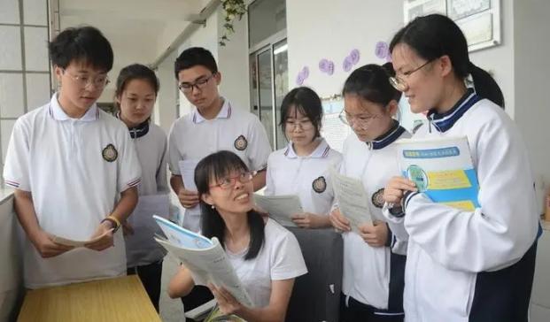 教师岗位招聘，为啥中小学竞争激烈，高中老师却招聘遇冷？