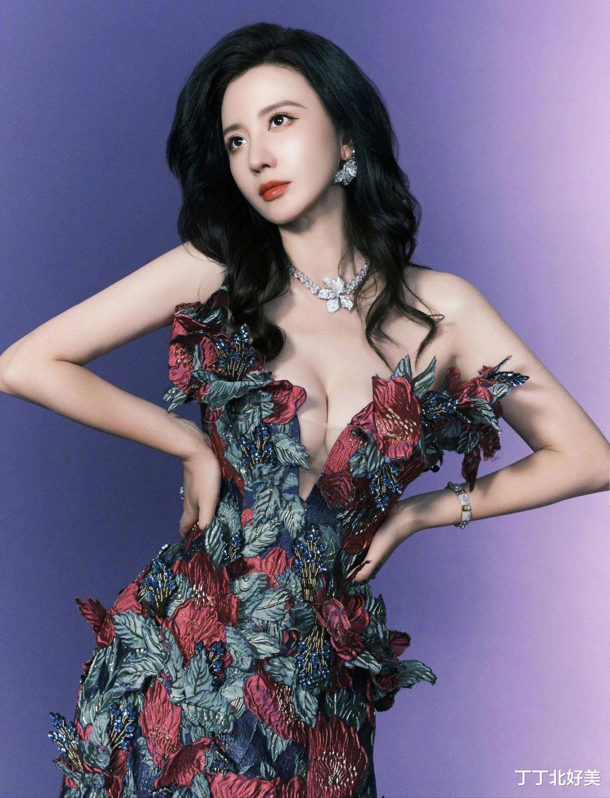 43岁张萌现状:穿晚礼服身材太「火辣」,我感慨资本果然会选女人