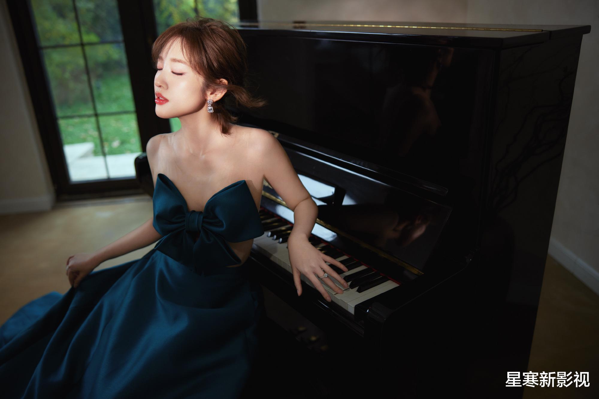 张若昀和唐艺昕合体带娃，陪女儿坐跷跷板好温馨，一家三口超幸福