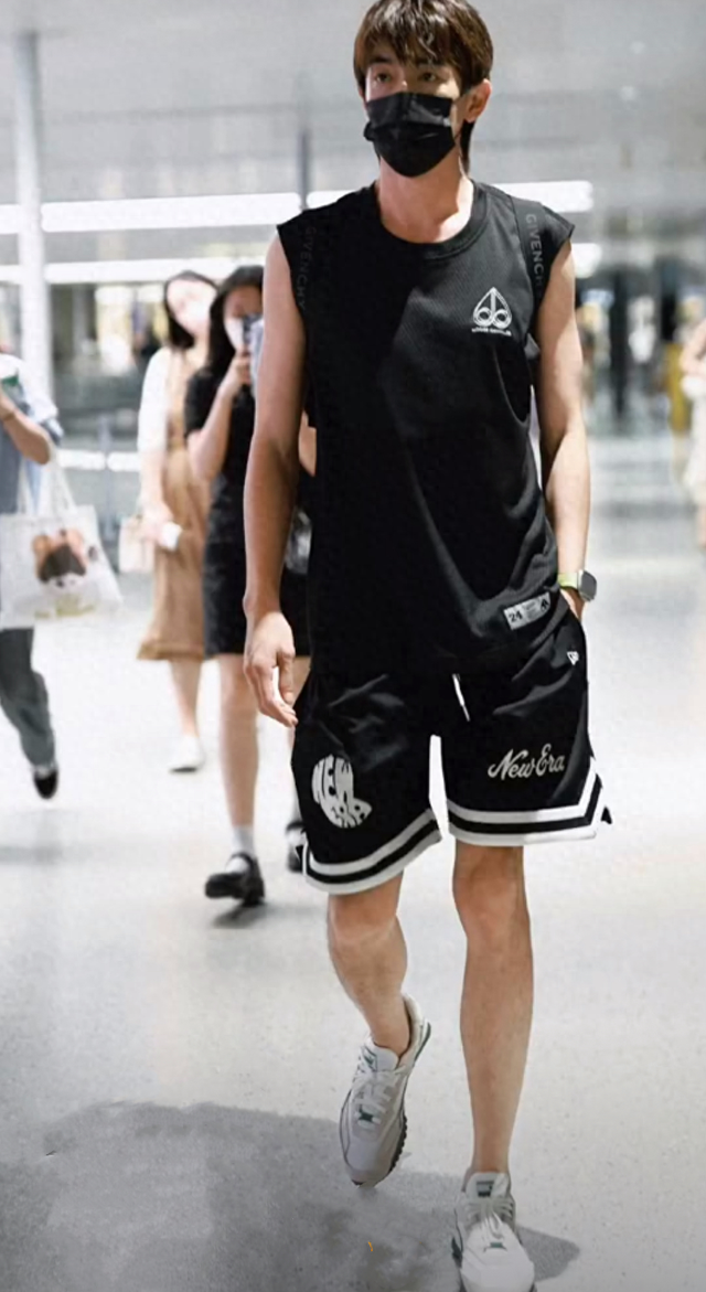 又被林更新帅到！机场怼代拍好过瘾，瘦了好多腿超细