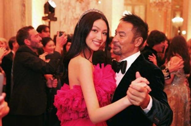 任达华带女儿出席舞会,女儿被评为最美星二代,他的回应让人敬佩