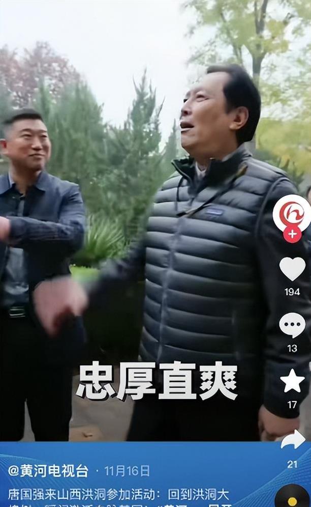 72岁唐国强近照,嘴巴紧闭脸部发黑,老到认不出,走路小心翼翼