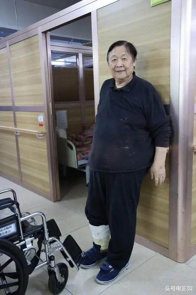 老戏骨坐轮椅!83版射雕老顽童周伯通晚年住养老院,女儿女友消失