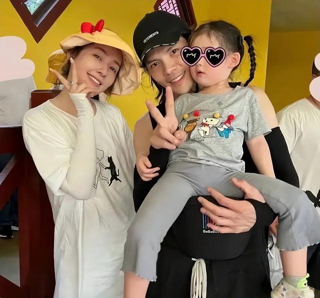 向佐每次发自拍,家里都挺乱的。不太理解有钱人家都这么乱吗?