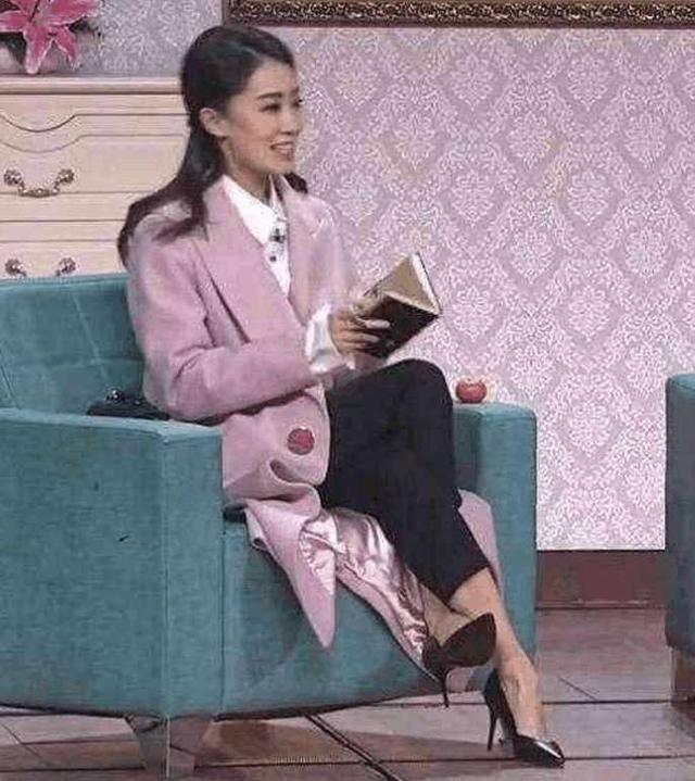 春晚一腿成名的张小斐, 宣布健身计划落空, 网友: 你还能胖过贾玲