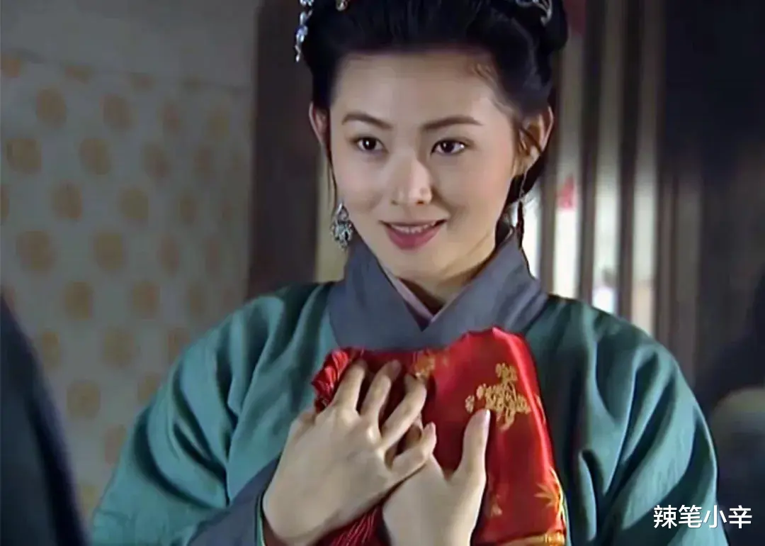 最美潘金莲变村妇!53岁王思懿拍戏片场被偶遇,脸部臃肿皮肤暗淡与大妈无异