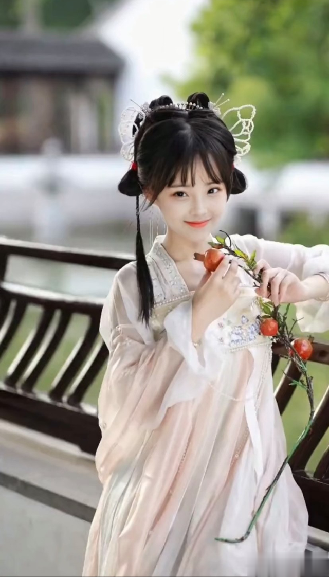 小姐姐做长款美甲后便换了一种敲键盘方式的动图!我让你得瑟了吗