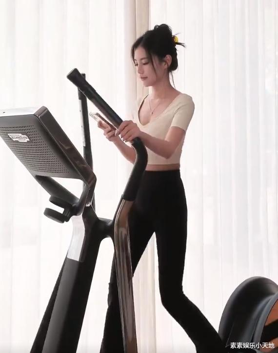 汪小菲老婆晒日常vlog,健身插花像名媛贵妇,穿睡衣拿着香槟飞奔