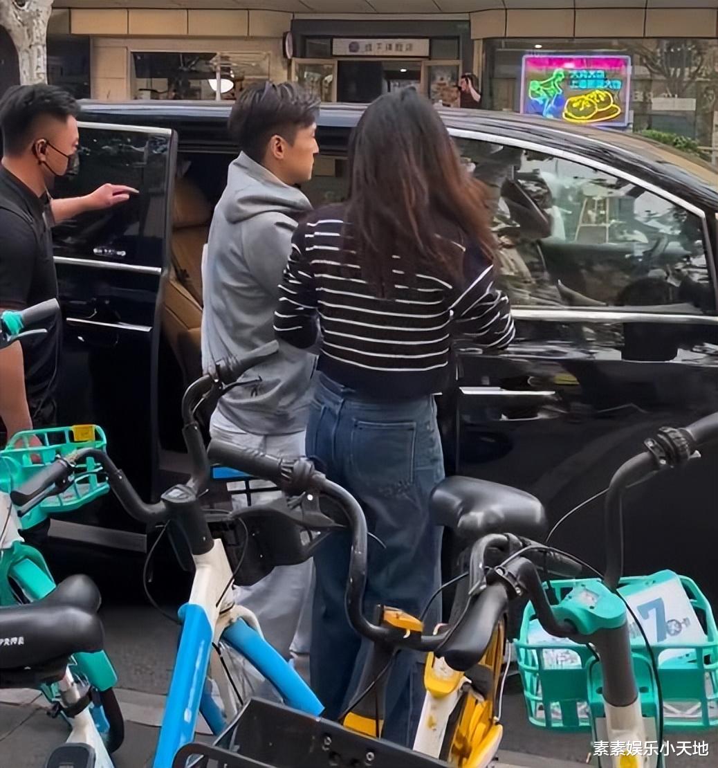胡歌上街给老婆黄曦宁买包子,下车后步伐轻快心情超好