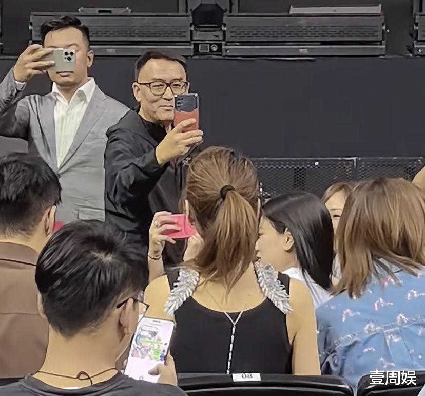 洪欣看演唱会被偶遇,素颜跟普通人没区别,身边的男人不是张丹峰