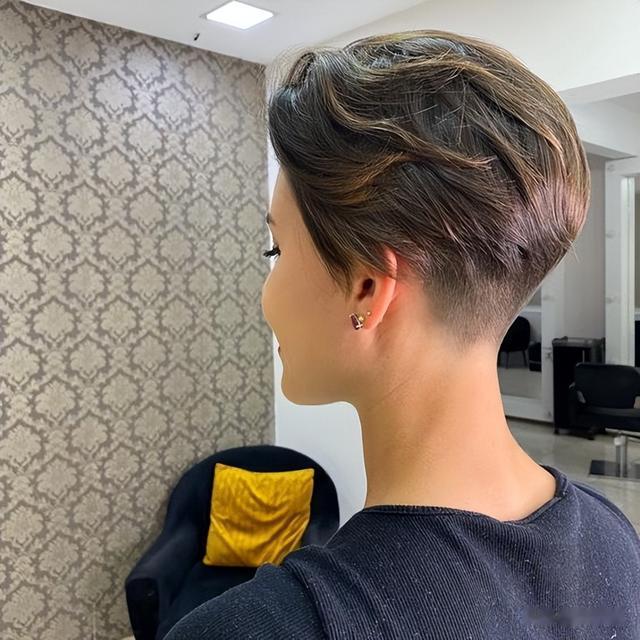 女人过了55岁,一定要试试推边短发,利落时尚显自信