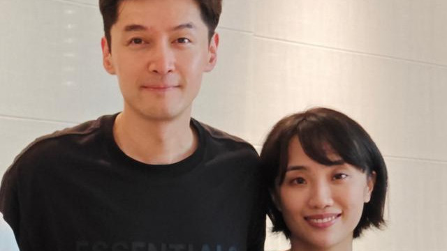 胡歌老婆黄曦宁照片首公开，靠在胡歌肩膀太甜蜜，后者长相被诟病