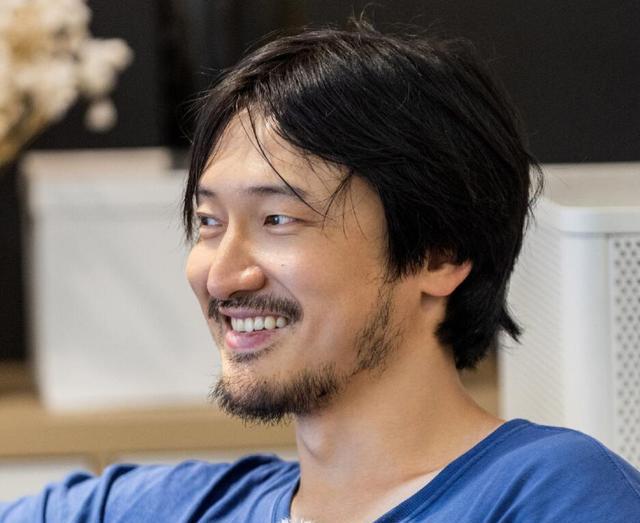 过气明星有多惨？农村走穴，摆摊还债，而他哭穷：卡里只剩100万