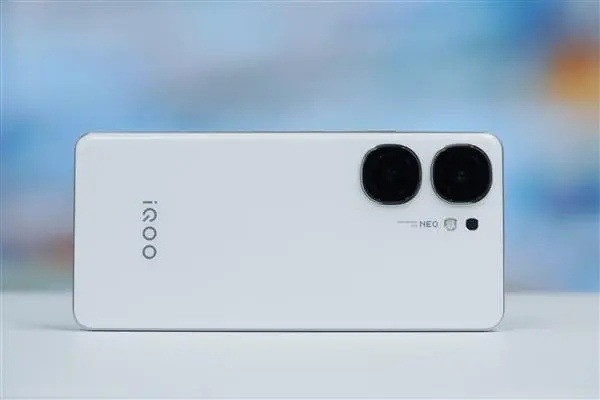 藍廠天璣9400新機再曝光，iQOO Neo10系列性能拉滿或12月見